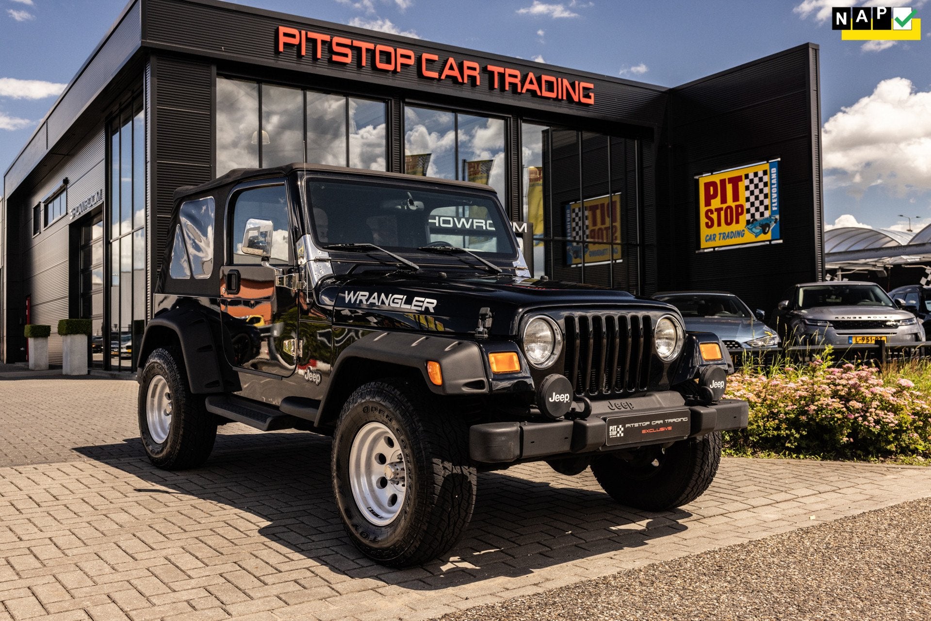 Jeep Wrangler 4.0i Softtop Sahara, 177 PK, Nederlandse auto, Auto's, Automaat, Startonderbreker, Gebruikt, Zwart