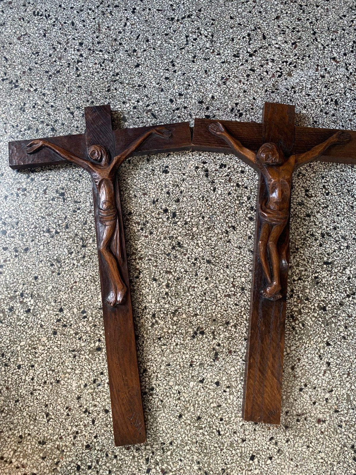 2x uit hout gesneden kruisbeelden met crucifix, Antiek en Kunst, Antiek | Religie, Ophalen