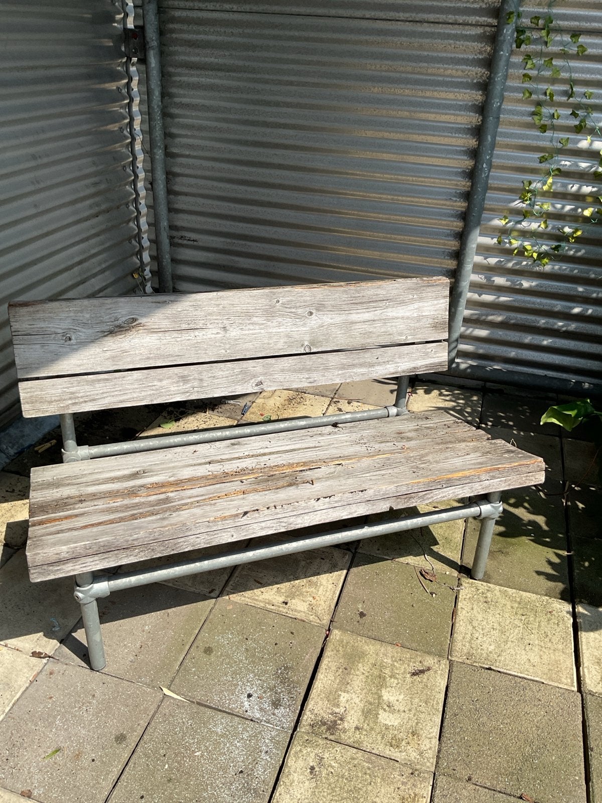 Opknapper en gratis tuinbank met  onderstel steiger buizen, Tuin en Terras, Ophalen, Gebruikt, Hout