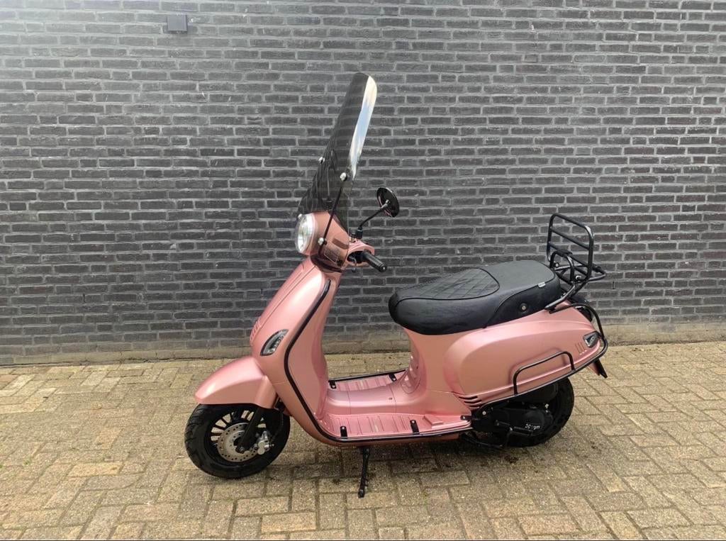 Roze scooter met windscherm en bagagerek agm vx50, Fietsen en Brommers, Scooters | Overige merken, Zo goed als nieuw, Ophalen