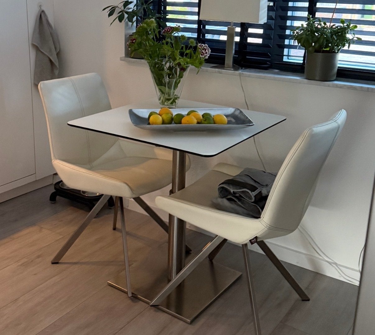 Moderne eettafel met 2 stoelen - Wit/Chroom, Huis en Inrichting, Ophalen, Gebruikt, Twee, Wit