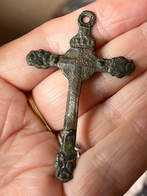Bodemvondst ….Kruisje met oogje, Antiek en Kunst, Antiek | Religie, Ophalen of Verzenden