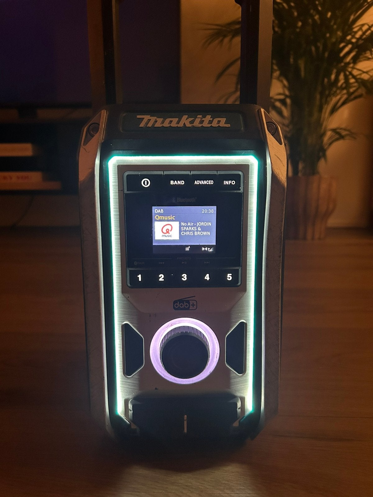 Makita bouw Radio DMR115 (Met accu).  Zonder accu lader