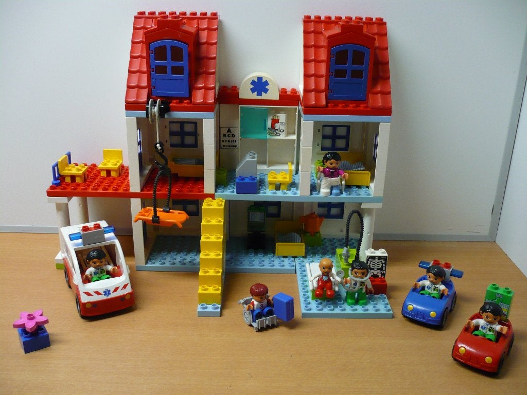 Duplo 5795 Groot ziekenhuis, ambulance en verpleegstersautos, Compleet, Gebruikt, Ophalen of Verzenden, Duplo