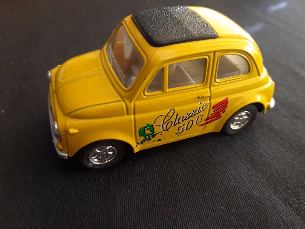 Fiat 500 geel 1:32 Kintoy - groot model van kleine Fiat -, Hobby en Vrije tijd, Modelauto's | 1:32, Ophalen of Verzenden, Zo goed als nieuw