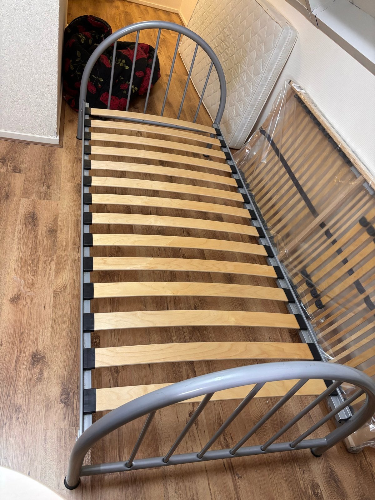 Nette eenpersoonsbed met lattenbodem, Ophalen, Gebruikt, 90 cm, Eenpersoons