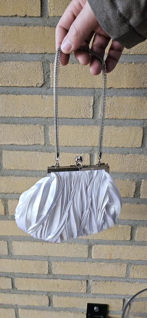 Elegante Witte Avondtas met Zilveren Ketting, Ophalen of Verzenden, Zo goed als nieuw, Wit