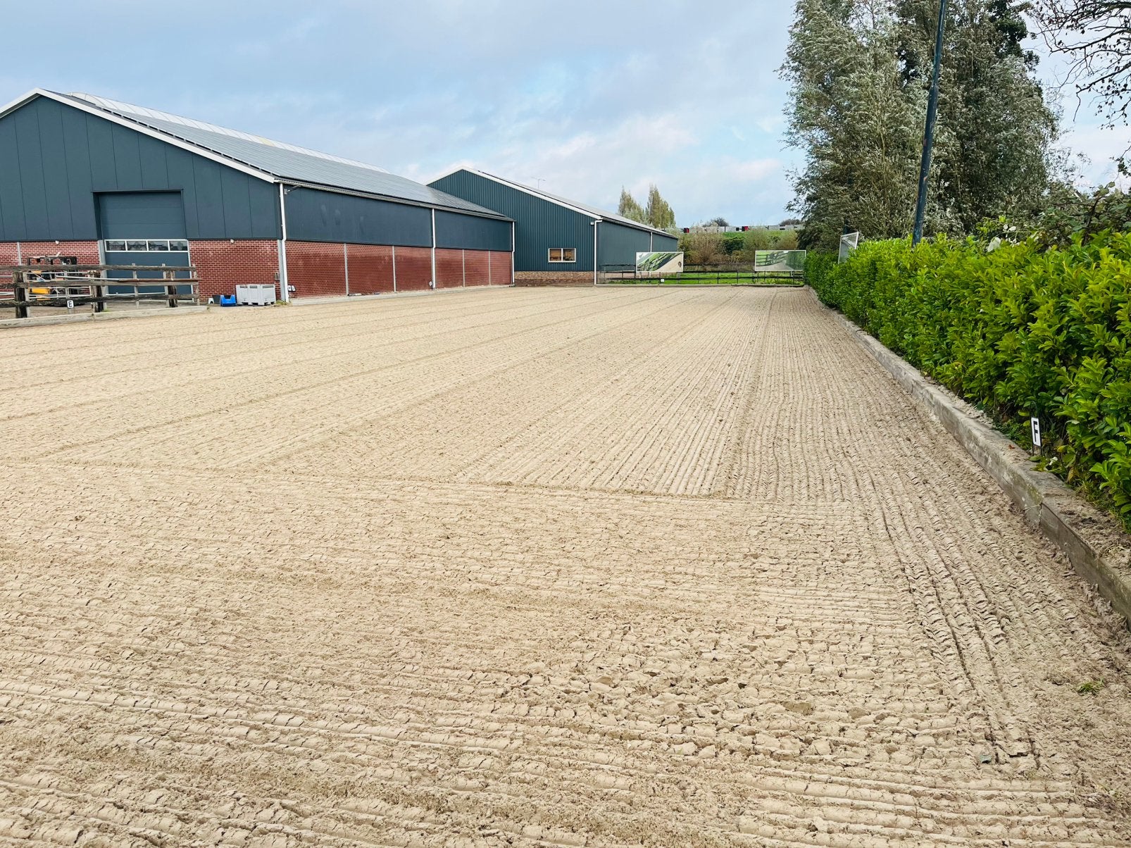 Overdekte uitloopstal voor meerdere paarden/ pony’s, Dieren en Toebehoren, Stalling