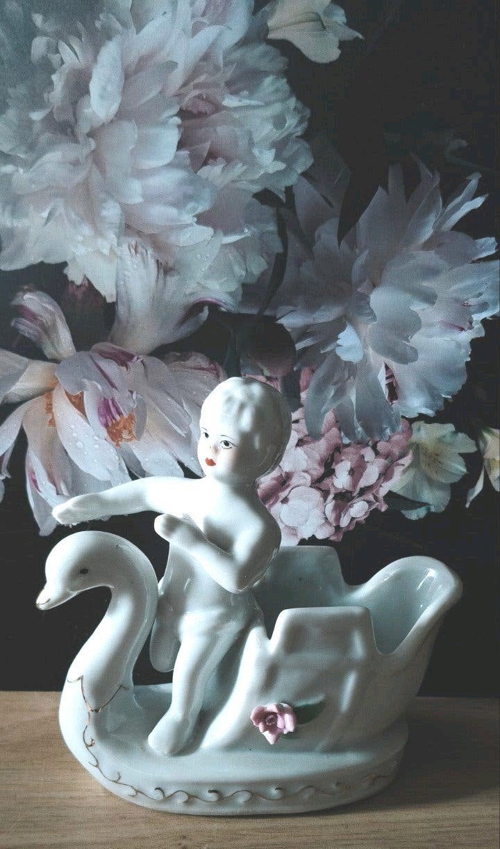 Vintage porseleinen Cupido op zwaan beeldje, Verzamelen, Beelden en Beeldjes, Ophalen of Verzenden, Zo goed als nieuw, Dier