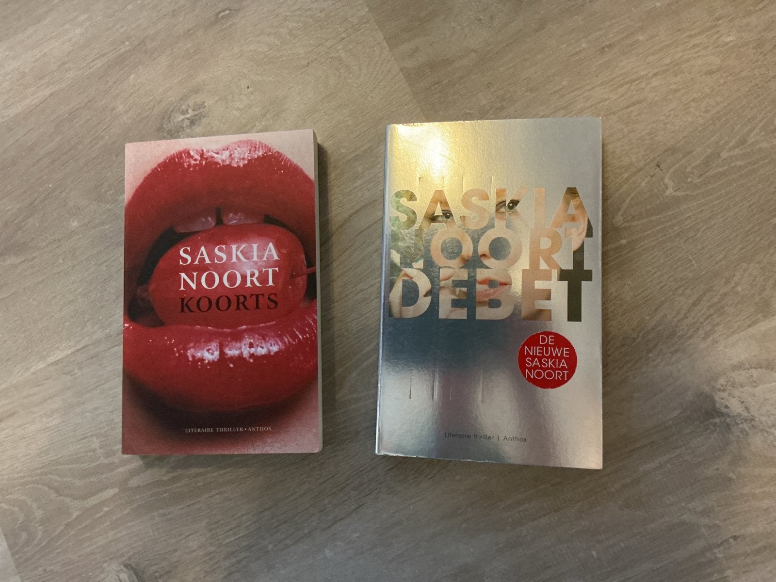 Saskia Noort boeken: Koorts en Debet, Ophalen of Verzenden, Gelezen, Nederland