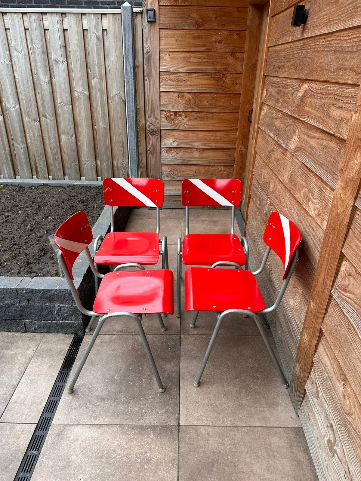 Stoelen met duikvlag, Huis en Inrichting, Ophalen, Gebruikt, Rood, Vier
