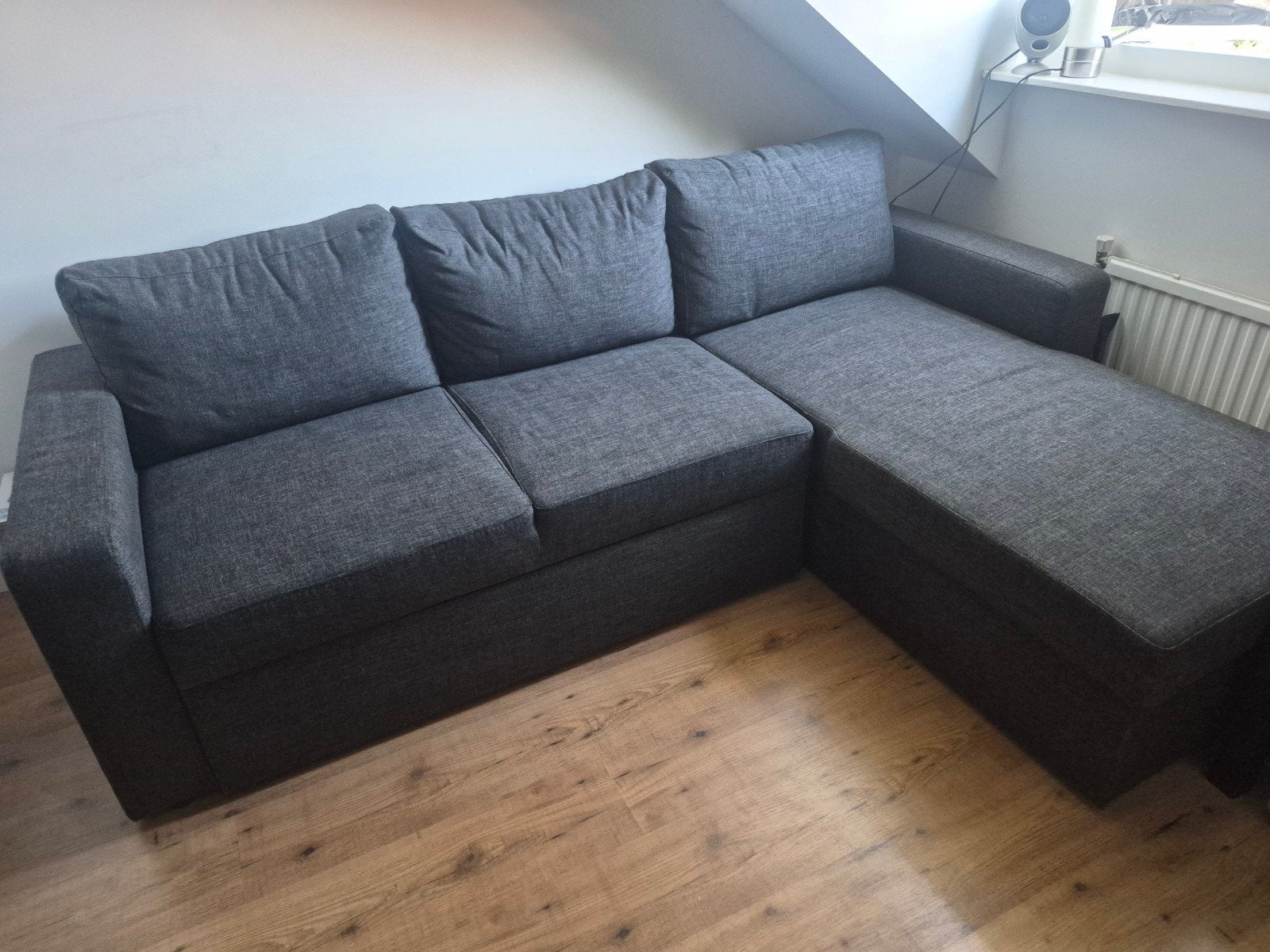 Slaapbank MARSLEV 1.45 m breed donkergrijs van JYSK met ber, Ophalen, Tweepersoons, 140 cm, Zo goed als nieuw
