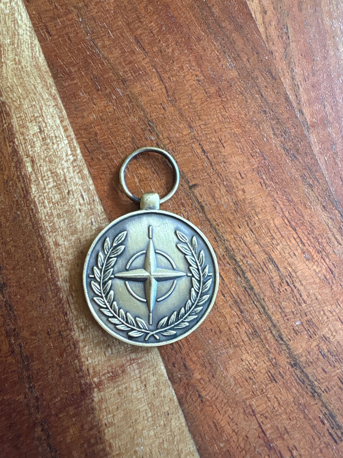 NATO medaille zonder lintje - In Service of Peace and Freedo, Ophalen of Verzenden, Brons, Buitenland