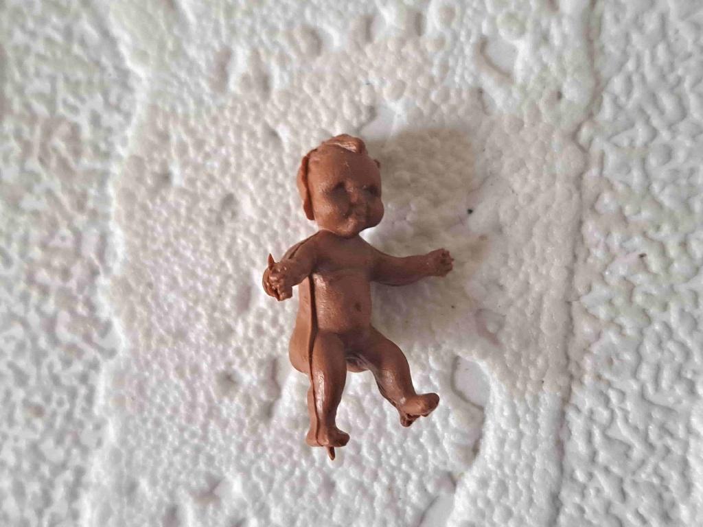 Rubber baby donkere kleur poppetje 1:24 poppenhuis 2x2x1.5cm, Verzamelen, Poppenhuizen en Toebehoren, Ophalen of Verzenden, Nieuw