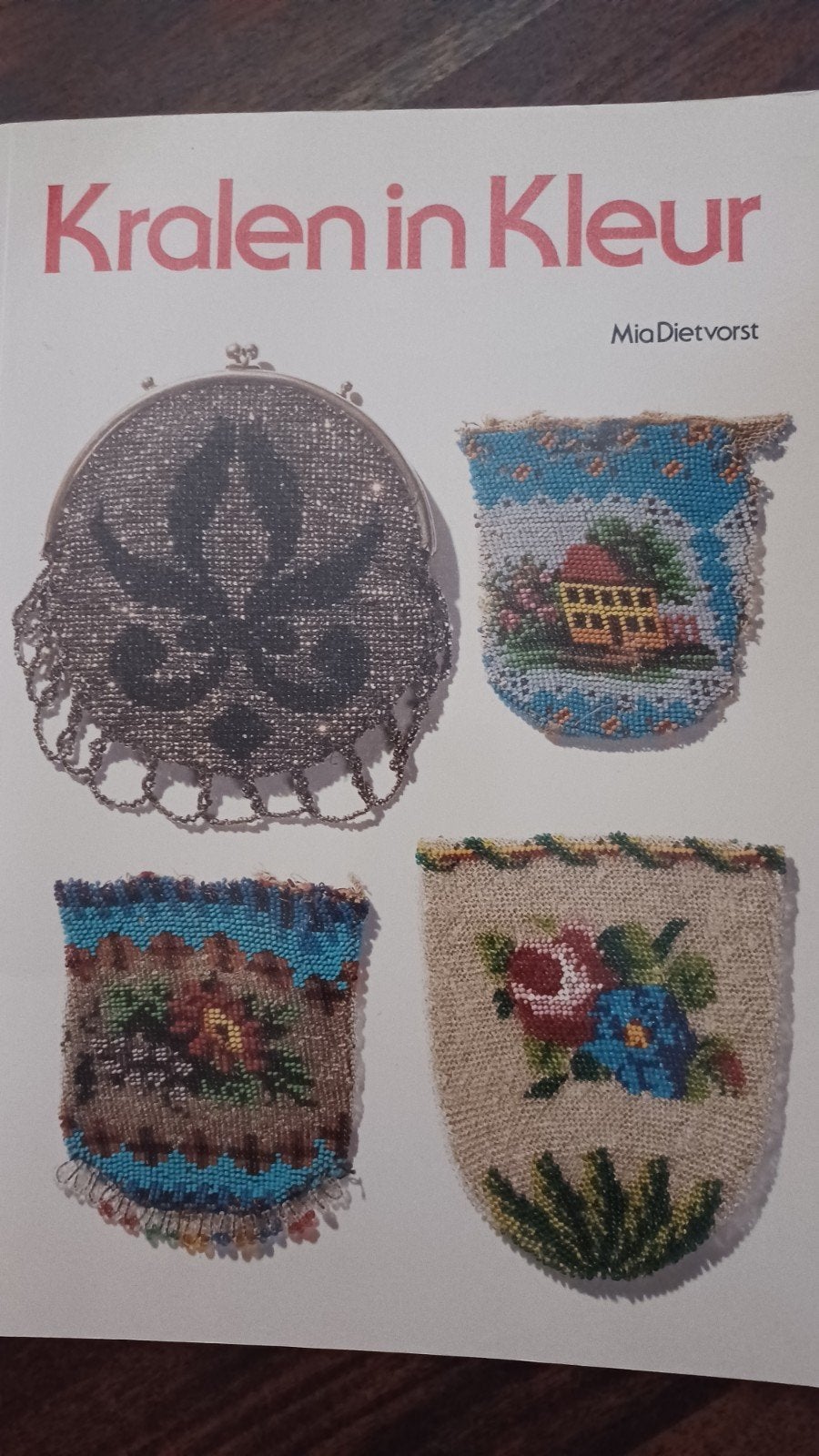 Kralen in kleur, kralenbeursjes breien, Ophalen of Verzenden, Zo goed als nieuw, Breien en Haken
