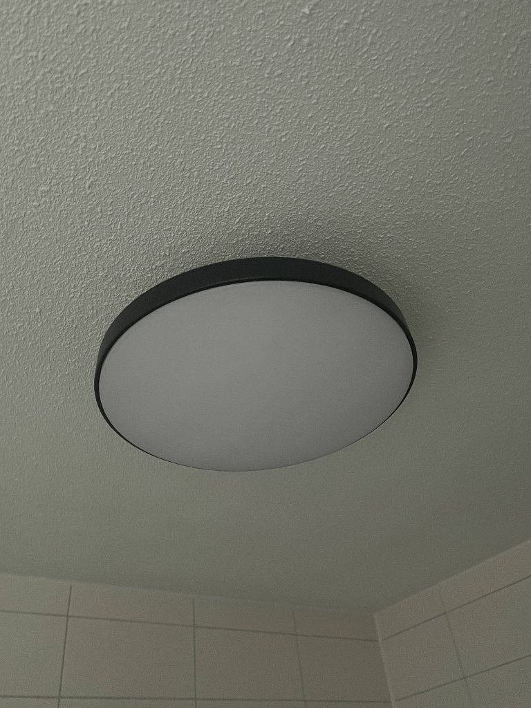 IKEA KABOMBA LED plafondlamp mat zwart 36 cm — IP44 badkamer, Ophalen, Zo goed als nieuw, Glas, Minder dan 50 cm