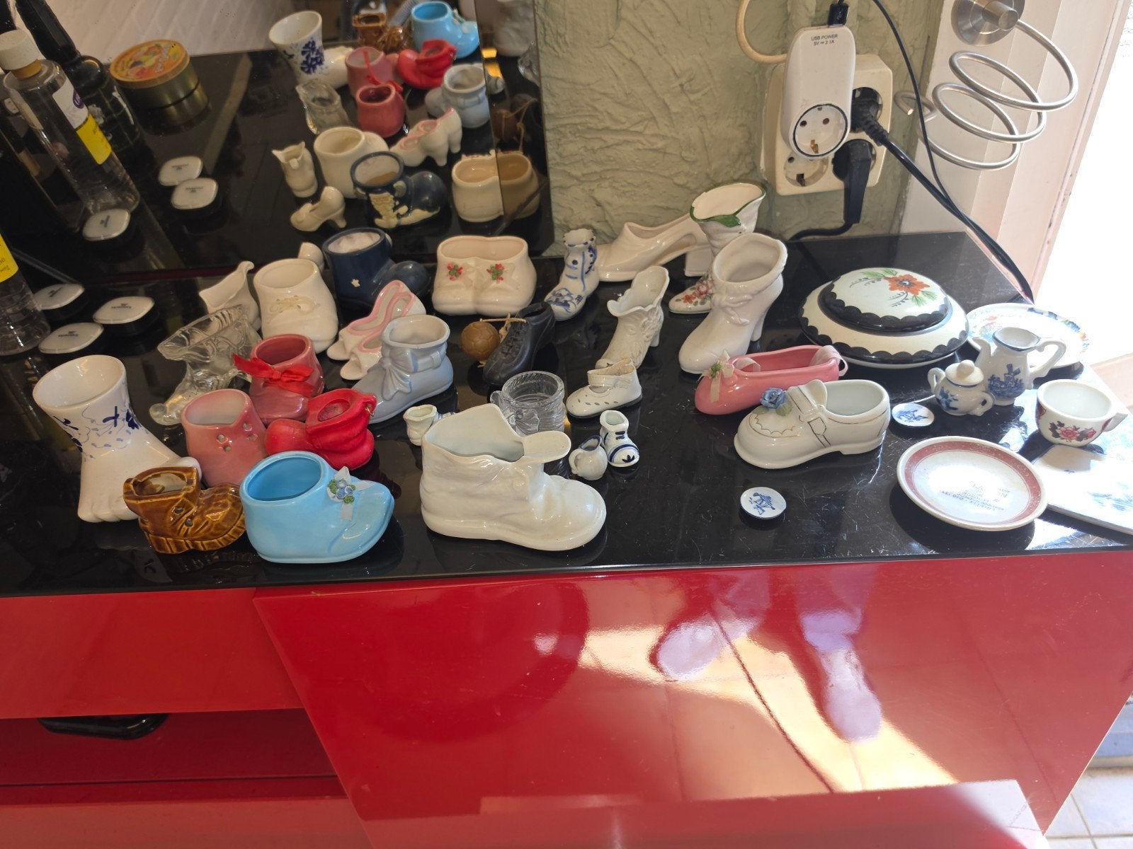 Verzameling van decoratieve miniatuur schoentjes, Ophalen