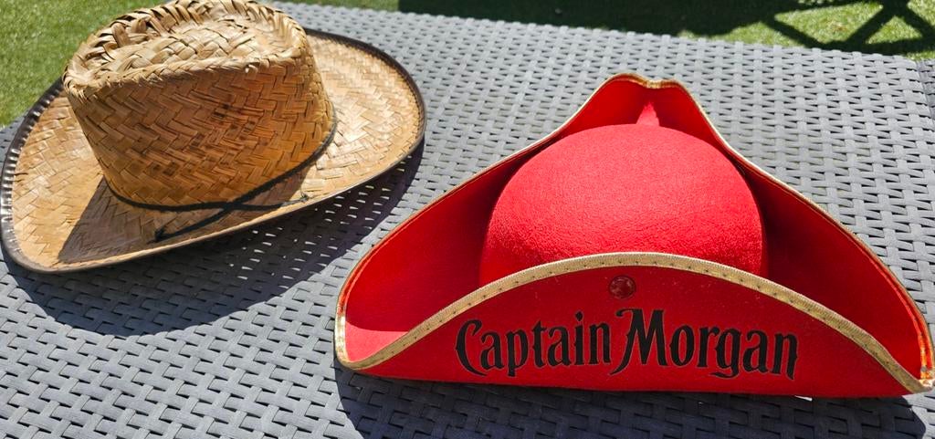 Twee hoeden: rieten cowboyhoed en rode Captain Morgan hoed, Ophalen, Zo goed als nieuw, One size fits all, Hoed