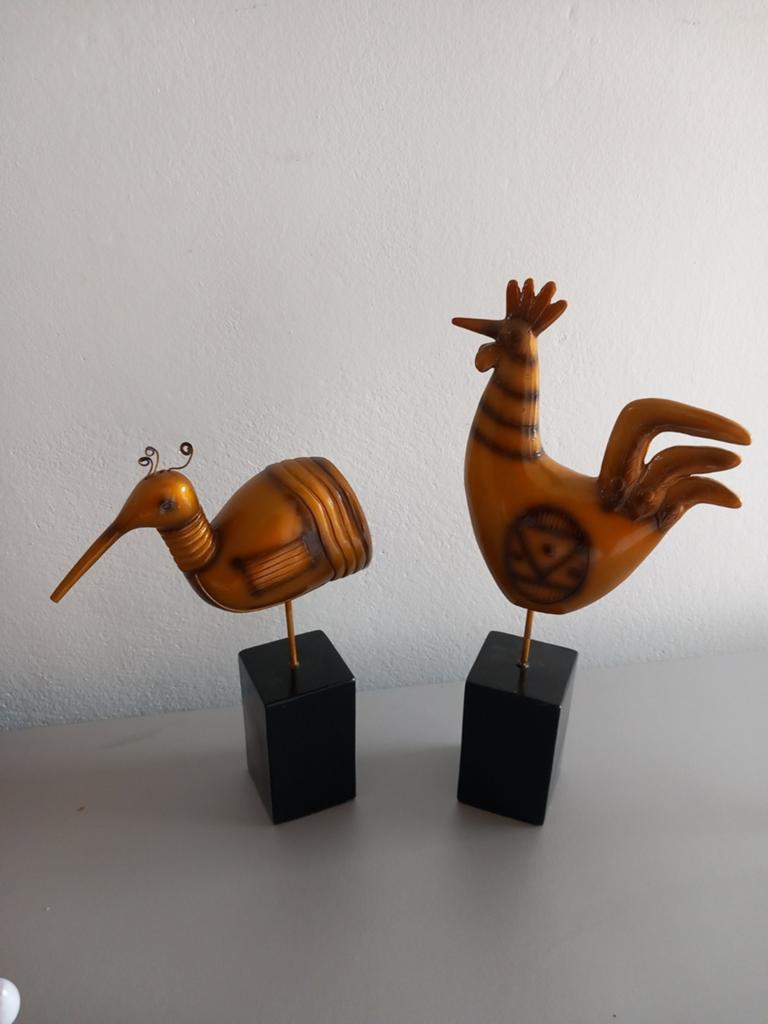 Decoratieve vogel- en haanbeelden op sokkel, Huis en Inrichting, Woonaccessoires | Overige, Gebruikt, Overige materialen, Overige stijlen