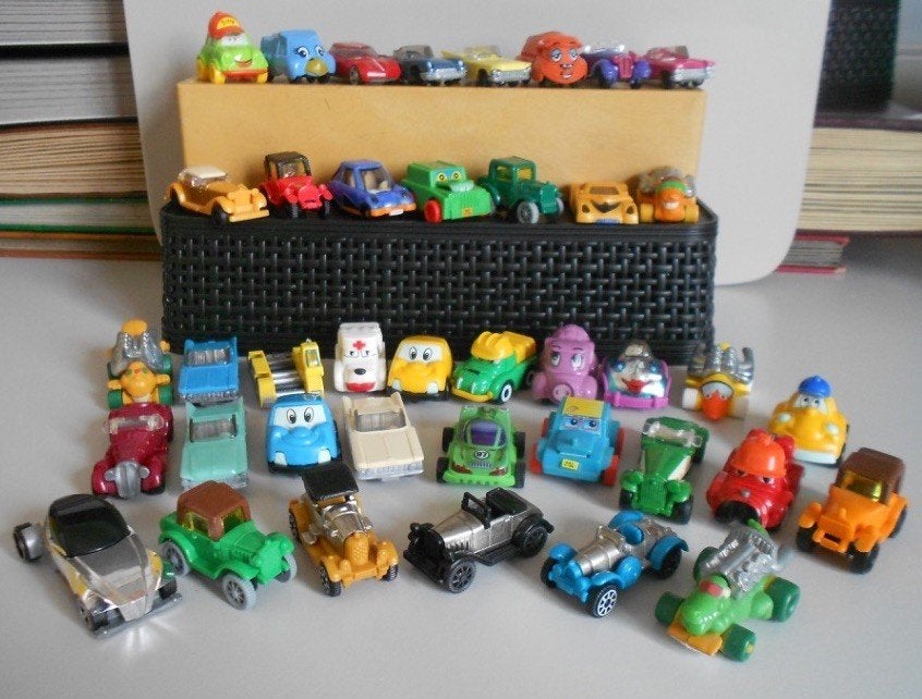 40 verschillende AUTO's = Kindersurprise / Ferrero = 1 koop, Verzamelen, Verrassingseieren, Ophalen of Verzenden, Zo goed als nieuw