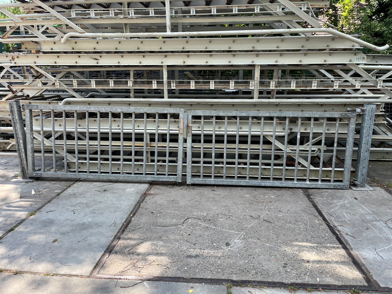 Draaihek dubbel 1.10 m hoog gegalvaniseerd ca. 4.50 m breed, Tuin en Terras, Tuinhekken en Hekwerk, Ophalen, Met poort, Gebruikt
