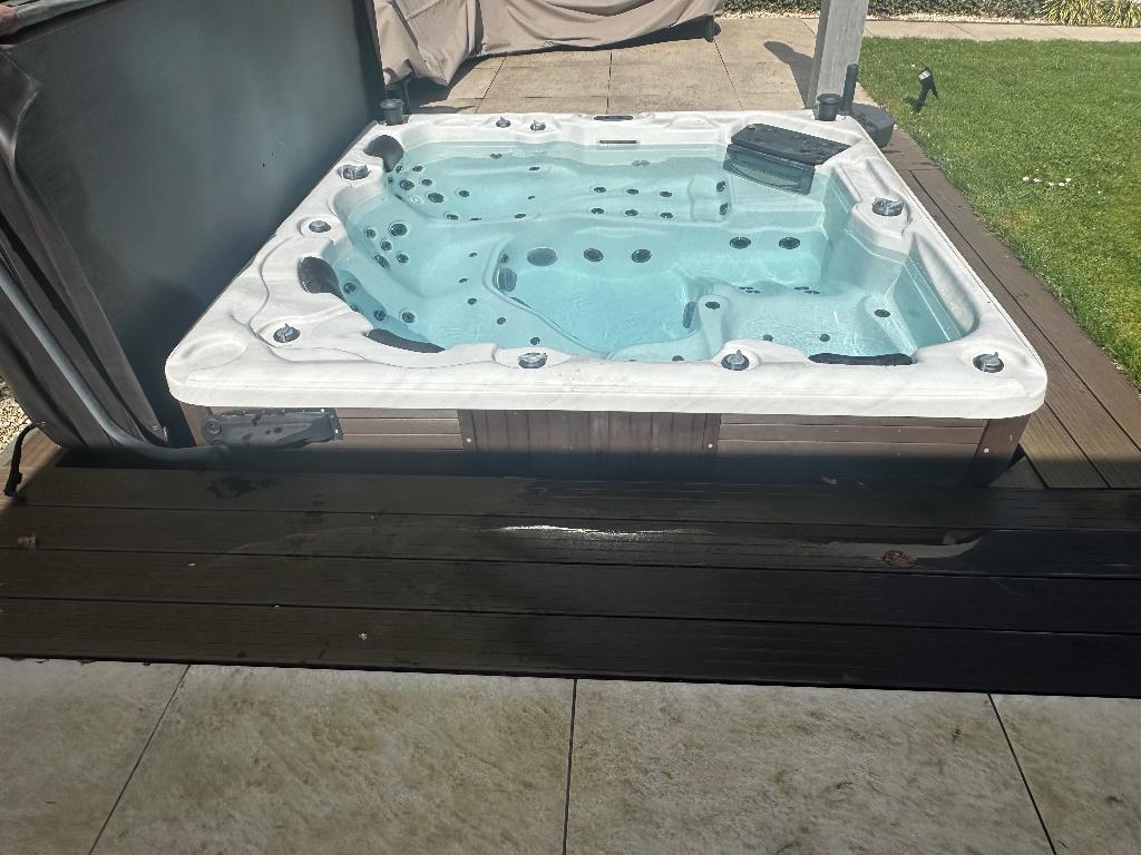 Jacuzzi, Ophalen, Gebruikt, Vast