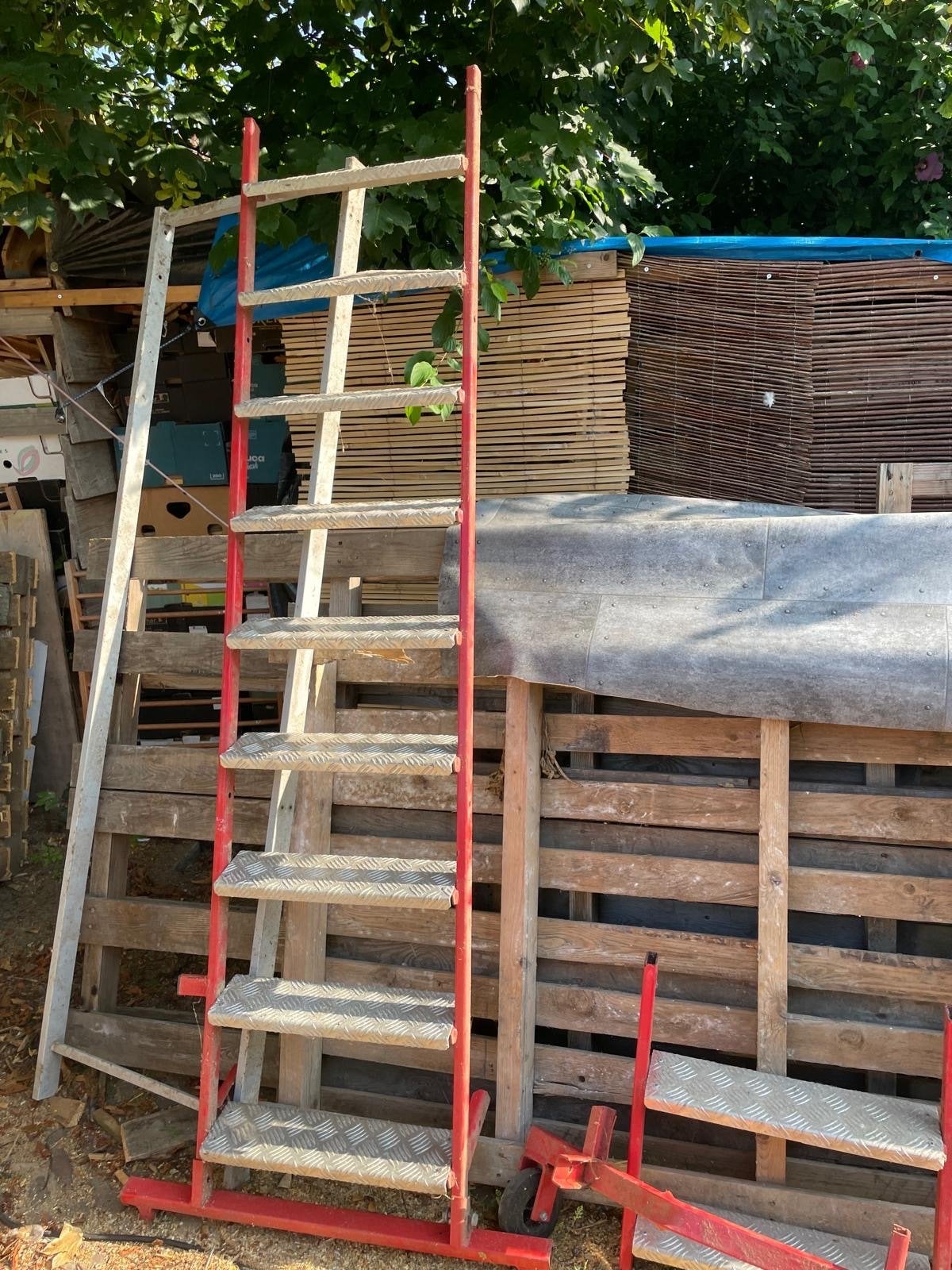 Stevige rode trap/ladder met brede aluminium treden, Doe-het-zelf en Verbouw, Ladders en Trappen, Ophalen of Verzenden, Gebruikt