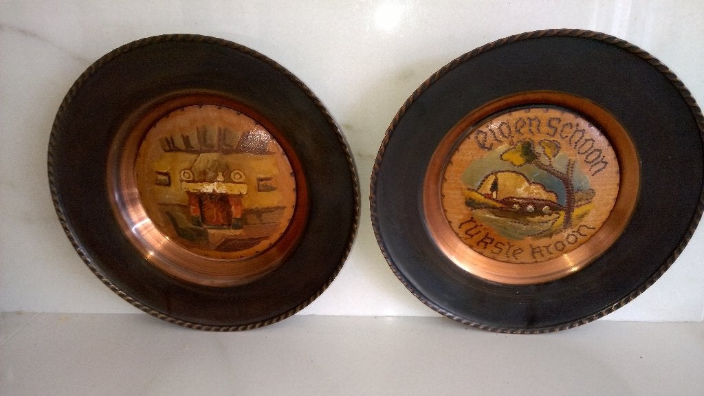 Antiek wandbordjes met koperen omranding, Ophalen of Verzenden, Koper