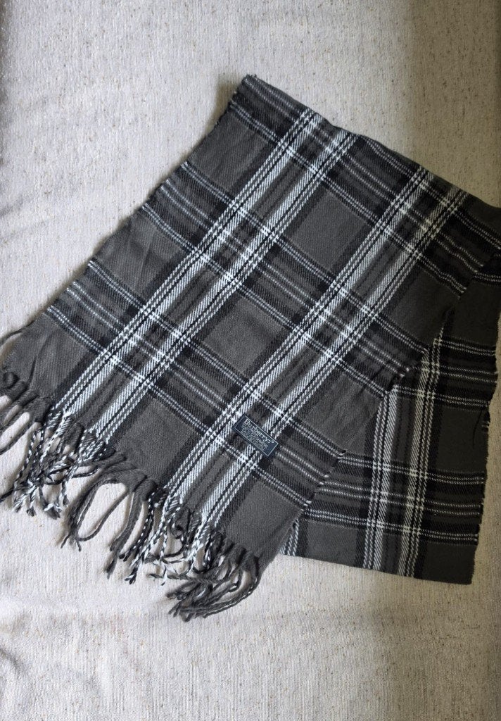Exclusieve Burberrys of London cashmere sjaal100% kasjmier, Overige maten, Ophalen of Verzenden, Sjaal, Gedragen
