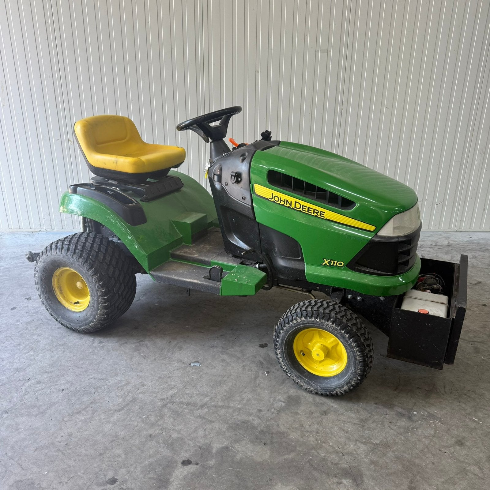 John deere x110 - tuintrekker/zitmaaier met hefinrichting, Tuin en Terras, Zitmaaiers, Ophalen of Verzenden, Zo goed als nieuw