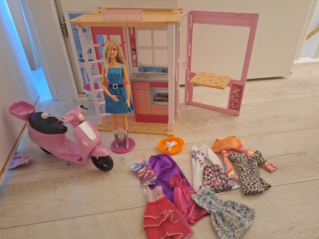 Barbiehuis met pop en assecoires, Ophalen of Verzenden, Gebruikt, Barbie