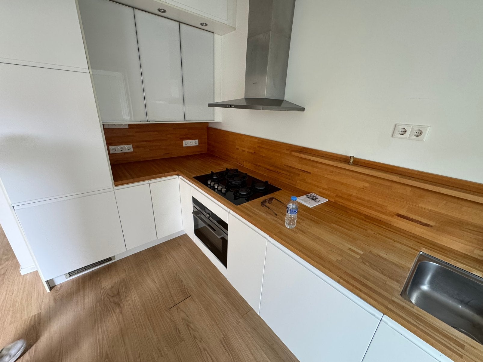 Keuken met Siemens apparatuur, Ophalen, Gebruikt, Wit, Hoekkeuken