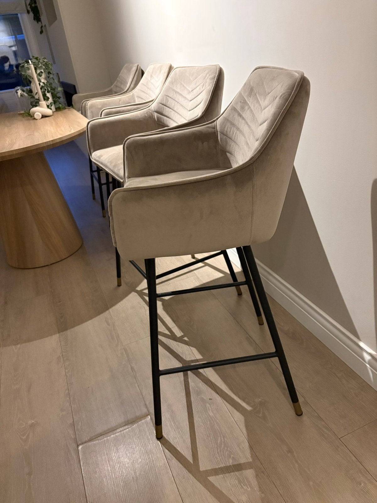 2 Luxe Bronx velour barkrukken - Beige, zo goed als nieuw, 2 krukken, Ophalen, Zo goed als nieuw