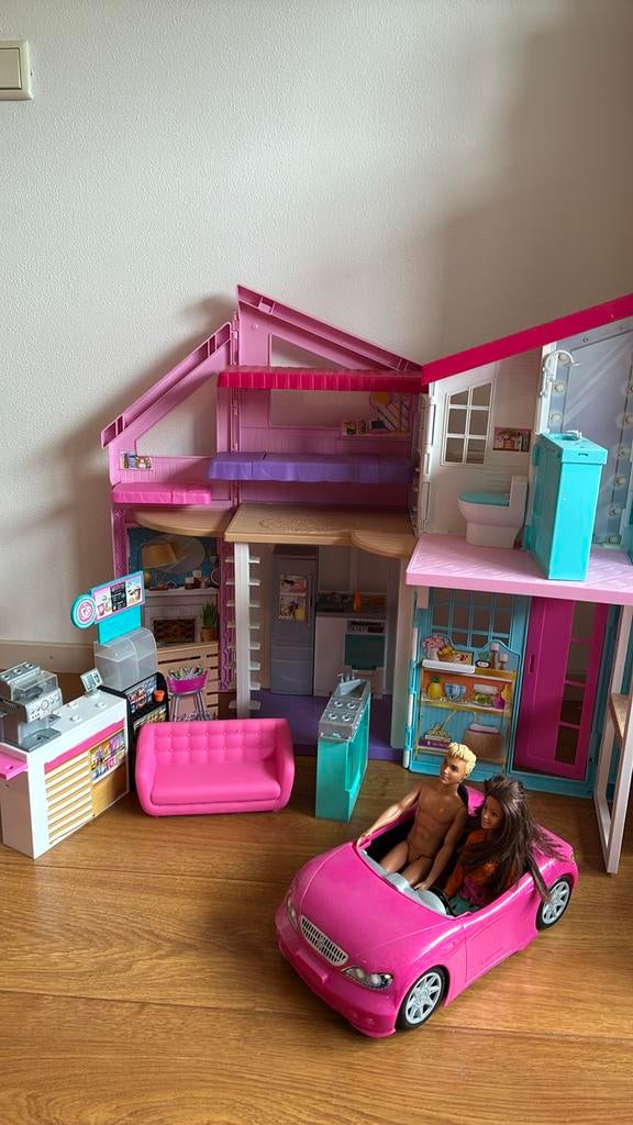 Barbiehuis met 15 Barbiepoppen en accessoires, Kinderen en Baby's, Speelgoed | Poppen, Ophalen, Gebruikt, Barbie