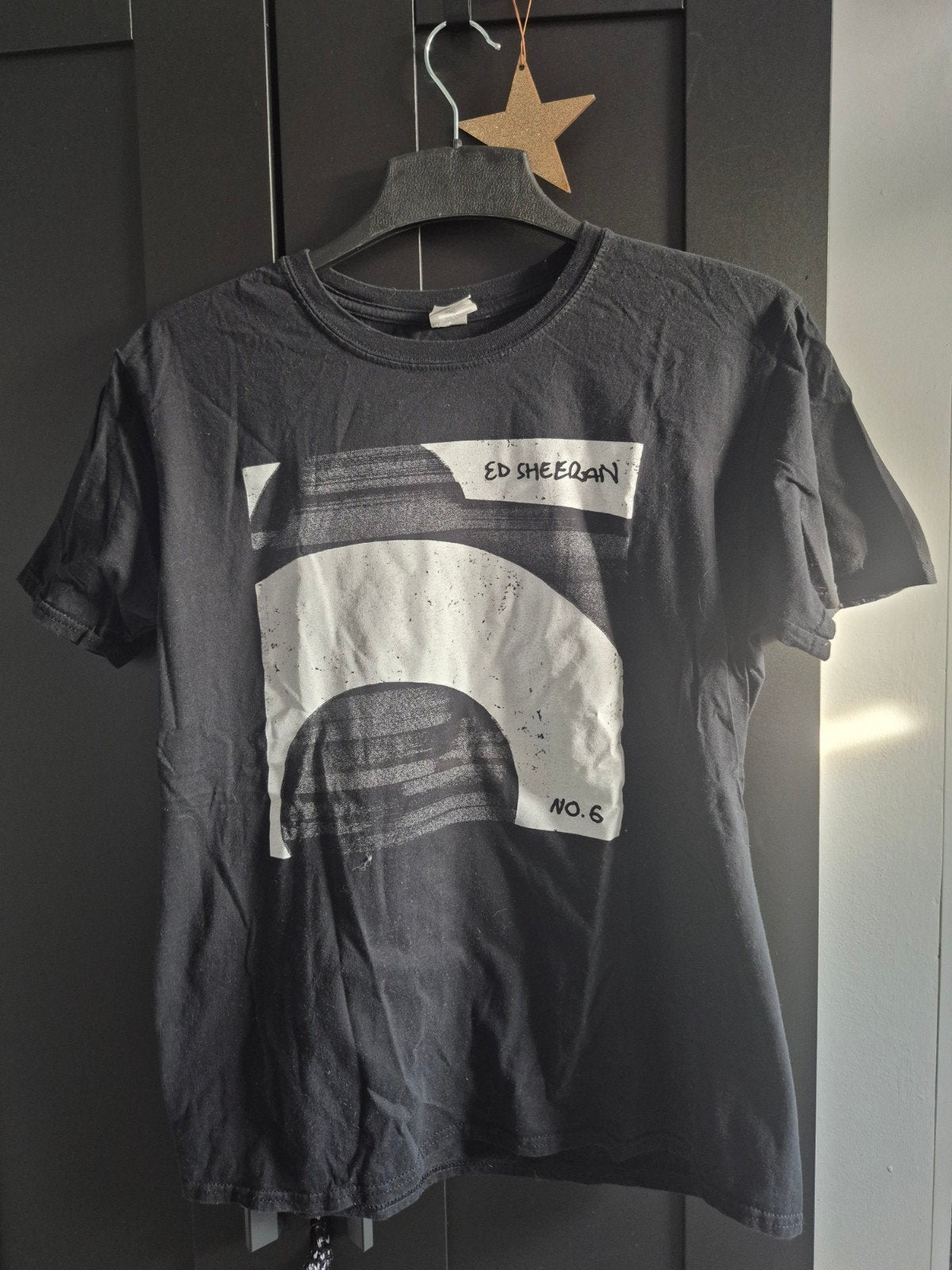 Ed Sheeran No.6 Collaborations Project T-shirt, Maat 48/50 (M), Ed Sheeran, Zwart, Ophalen of Verzenden