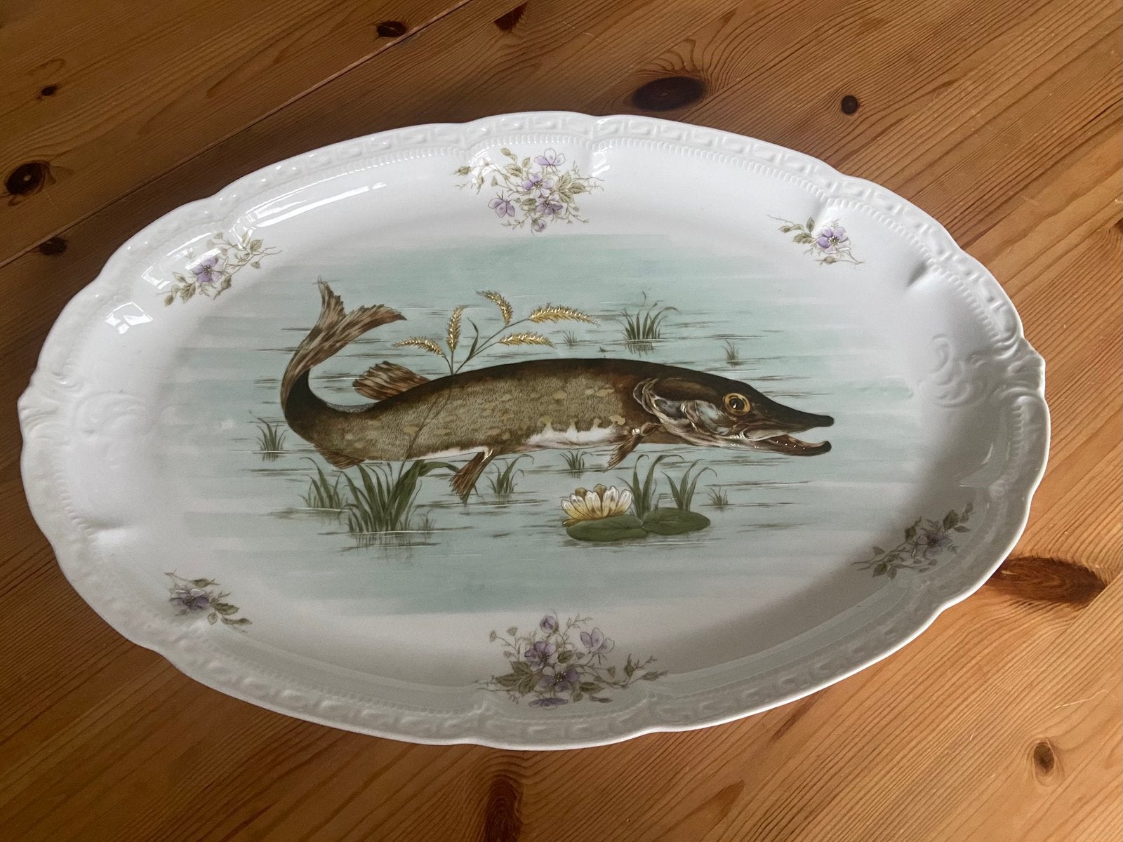 Grote ovale schaal met snoek decoratie, Gebruikt, Porselein of Keramiek, Schaal, Ophalen of Verzenden