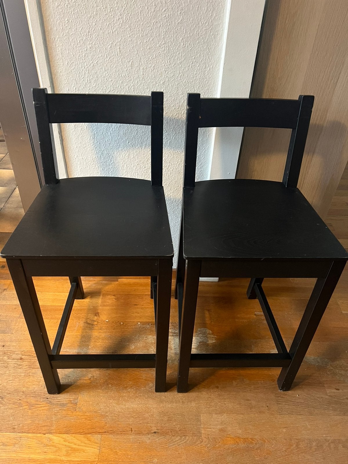 Twee zwarte IKEA NORDVIKEN barkrukken met rugleuning., Ophalen, 60 tot 90 cm, Zo goed als nieuw, Hout