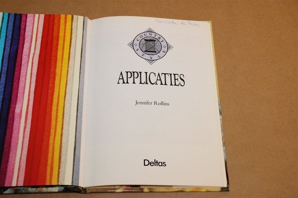 Applicaties — Duidelijke Patronen, Country + Patronenblad, Ophalen of Verzenden, Gelezen, Borduren en Naaien
