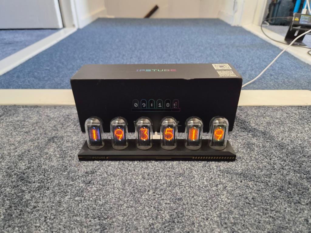 Digitale 'Nixie' klok IPStube, Ophalen of Verzenden, Zo goed als nieuw, Digitaal, Wekker of Tafelklok
