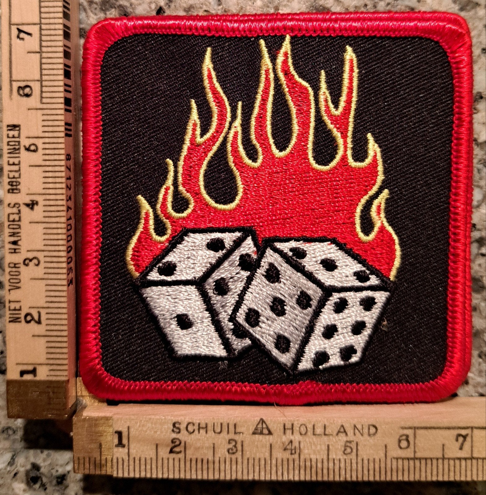 geborduurde dobbelstenen in brand patch Dice & Fire, Ophalen of Verzenden, Zo goed als nieuw, Overige applicaties