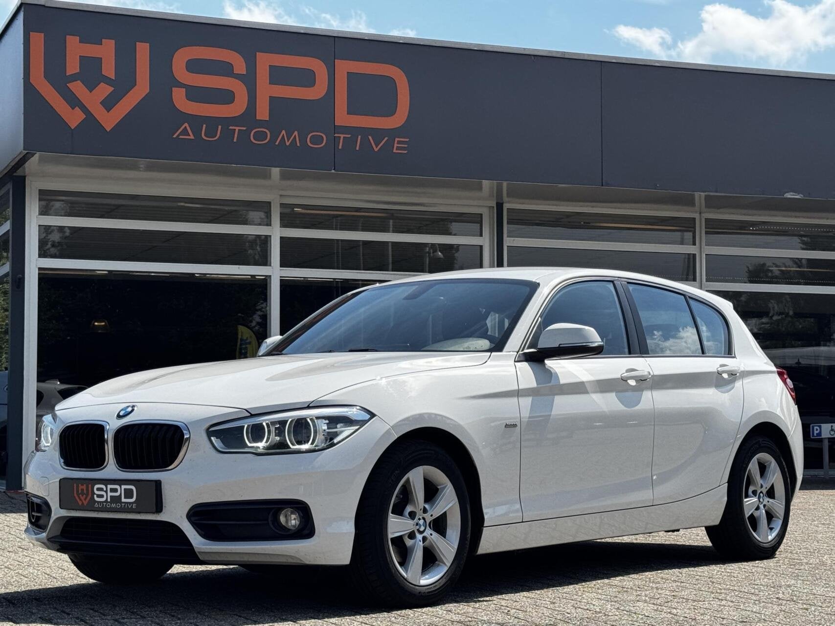 BMW 1-serie 116d Sport|Led|M-stuur|Automaat|NAP|Dealer-onder, Auto's, Gebruikt, 116 pk, Wit, Origineel Nederlands