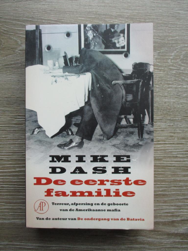 De eerste familie - Mike Dash, Boeken, Ophalen of Verzenden, Gelezen, Nederland