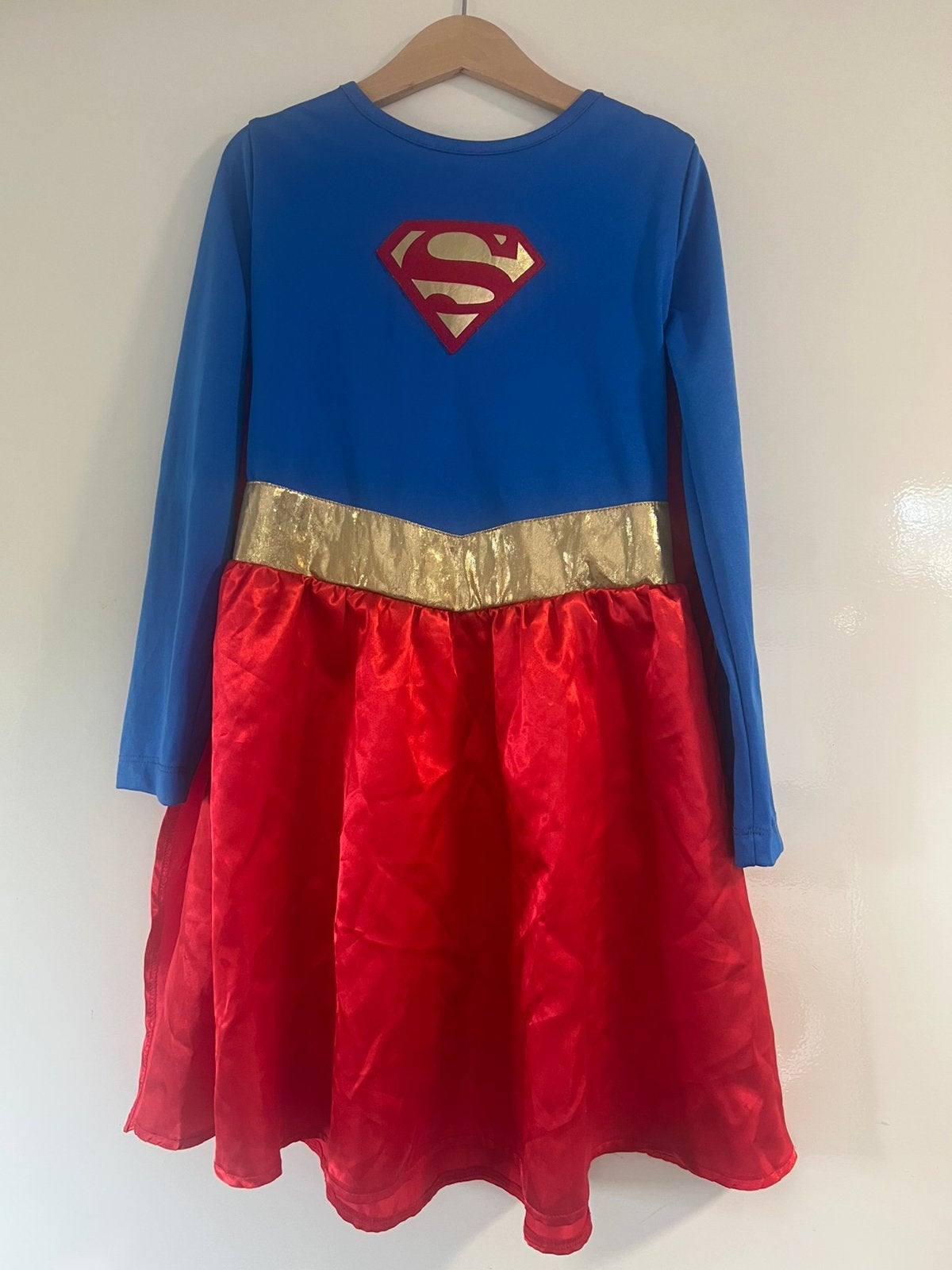 Super woman jurk 128/140, Kinderen en Baby's, Carnavalskleding en Verkleedspullen, Ophalen of Verzenden, Gebruikt, 122 t/m 128