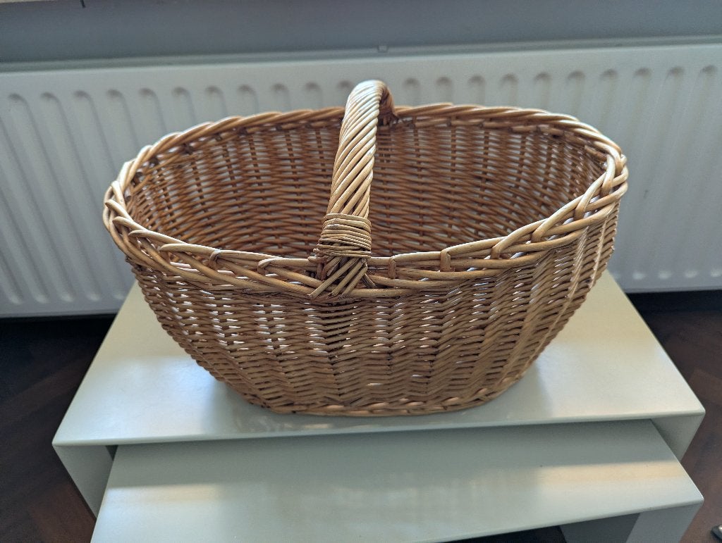 Boodschappenmand, Huis en Inrichting, Woonaccessoires | Schalen en Manden, Ophalen, Zo goed als nieuw, Met hengsel, Riet