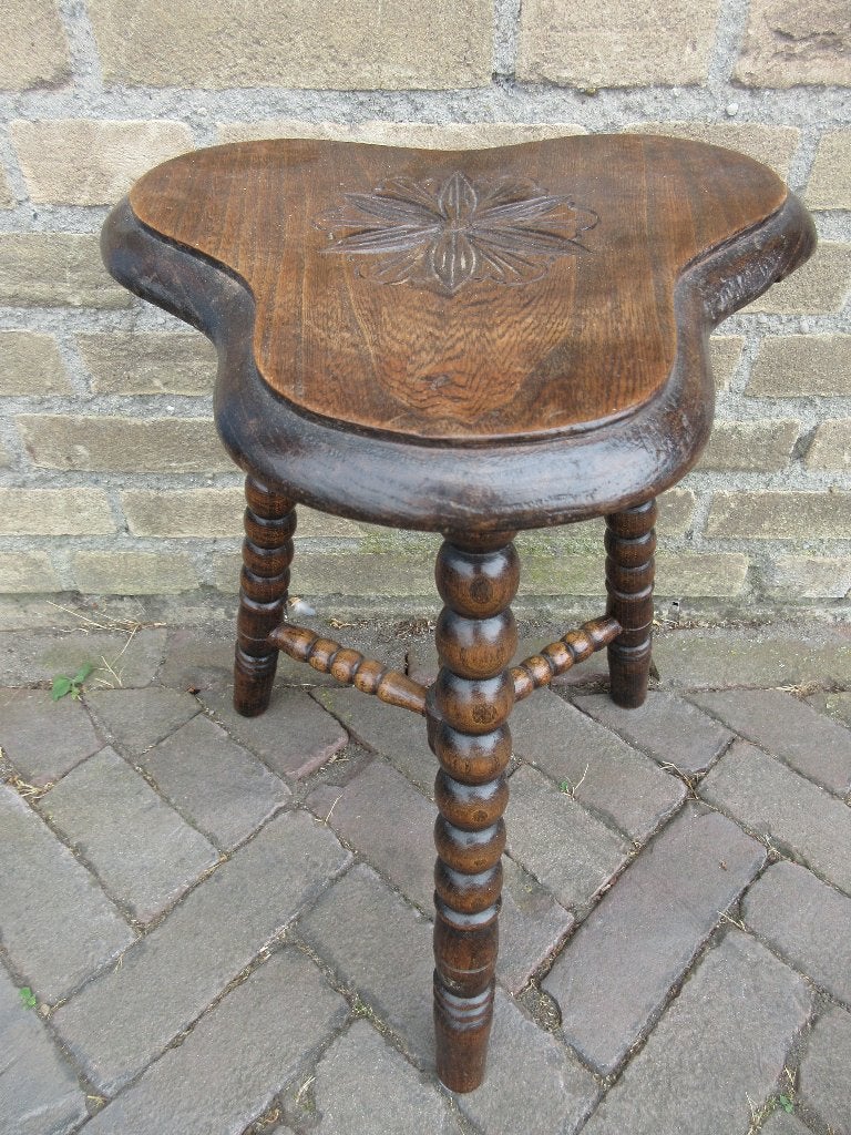 Antieke tafel met gedraaide poten bewerkt blad plantentafel, Ophalen of Verzenden