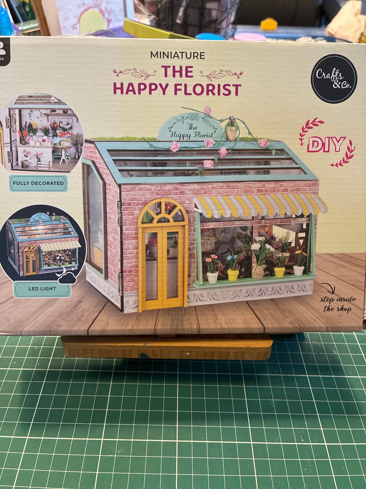 DIY Miniatuur Bloemenwinkel 'The Happy Florist' met LED, Hobby en Vrije tijd, Overige thema's, Nieuw, Meerkleurig, Elektrisch