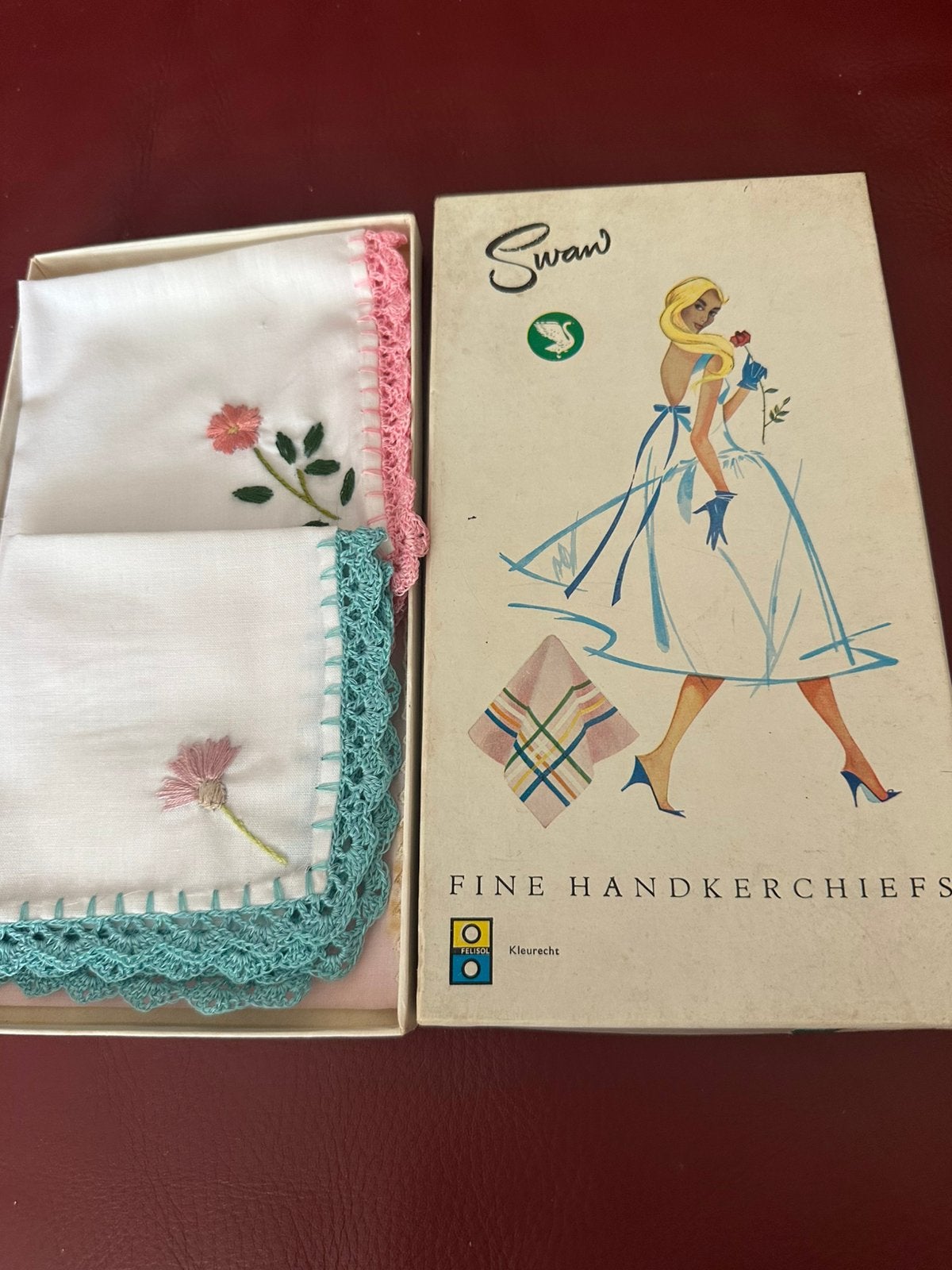 Doosje met twee omhaakte dameszakdoeken, Ophalen of Verzenden