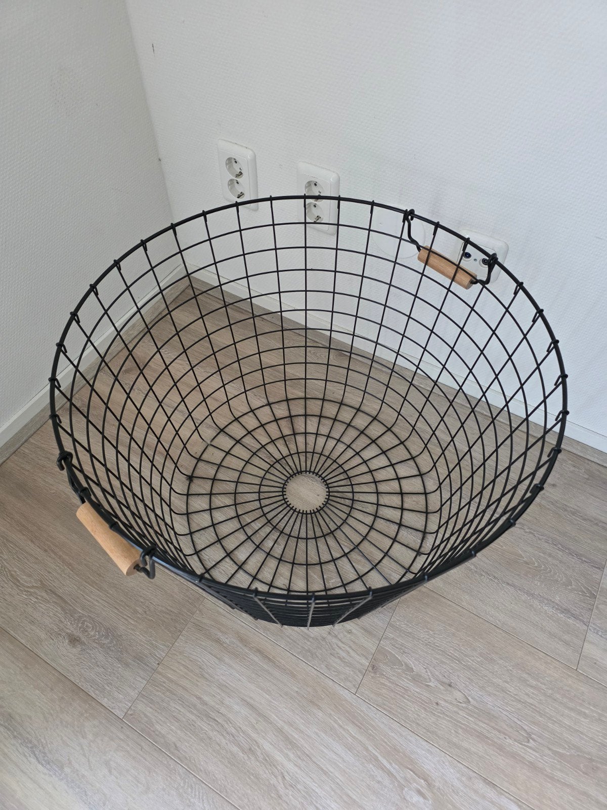 Zwarte metalen mand met houten handvatten, Huis en Inrichting, Woonaccessoires | Schalen en Manden, Ophalen, Met handvatten, Mand