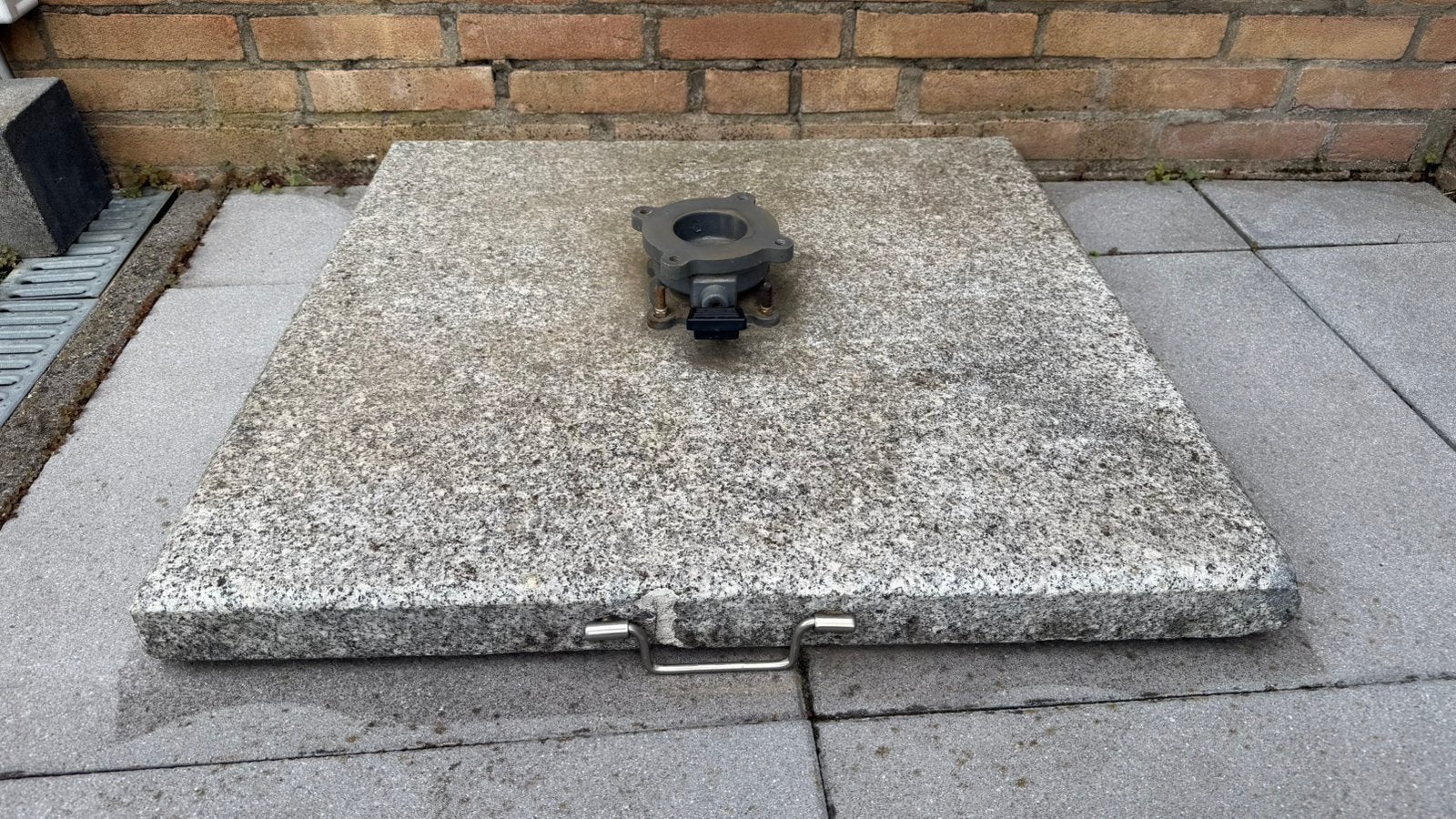 Gratis: Parasolvoet van graniet, Tuin en Terras, Parasols, Ophalen, Gebruikt, Minder dan 1 meter, Parasolvoet