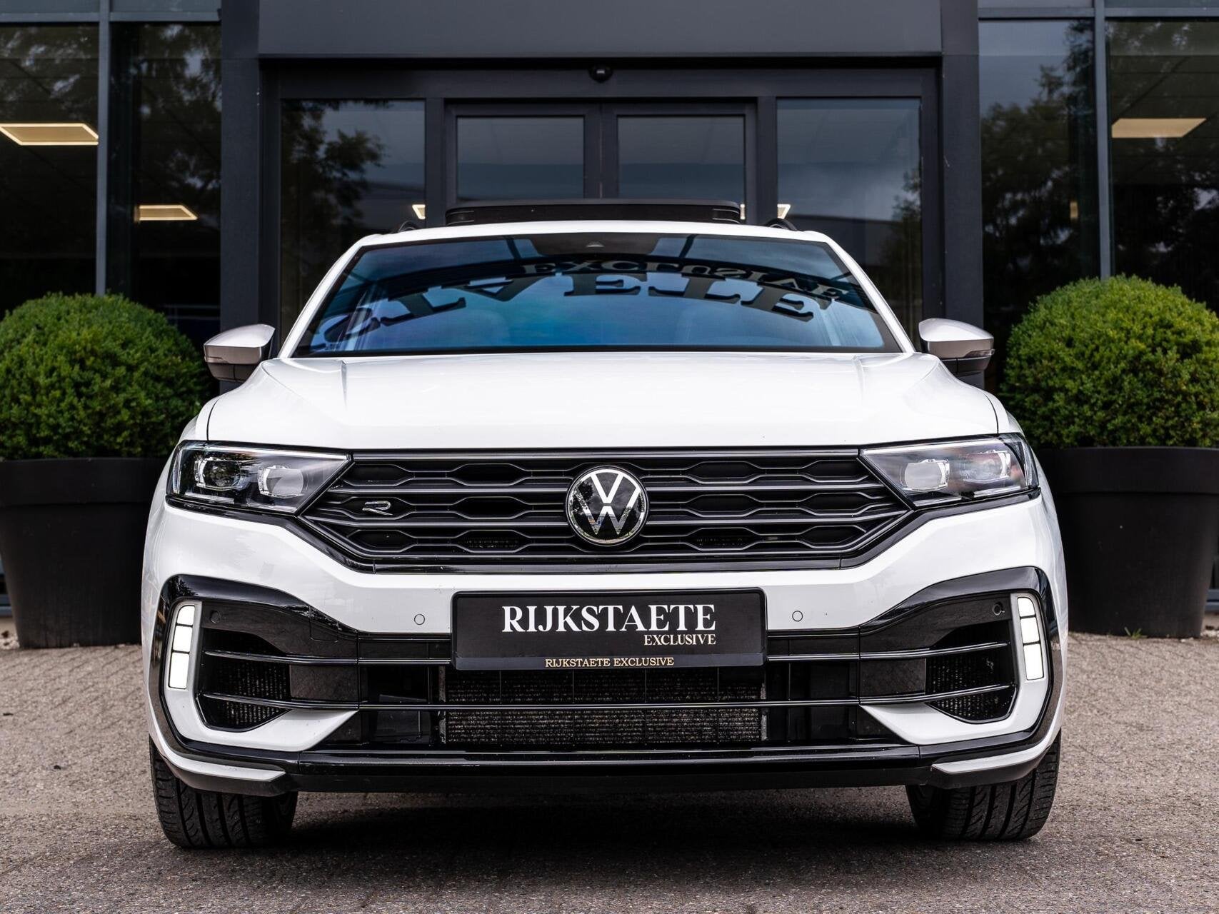 Volkswagen T-Roc R 2.0 TSI 4Motion|PANO|ACC|AKRAPOVIC|19'', Automaat, Dealer onderhouden, Gebruikt, 4 cilinders